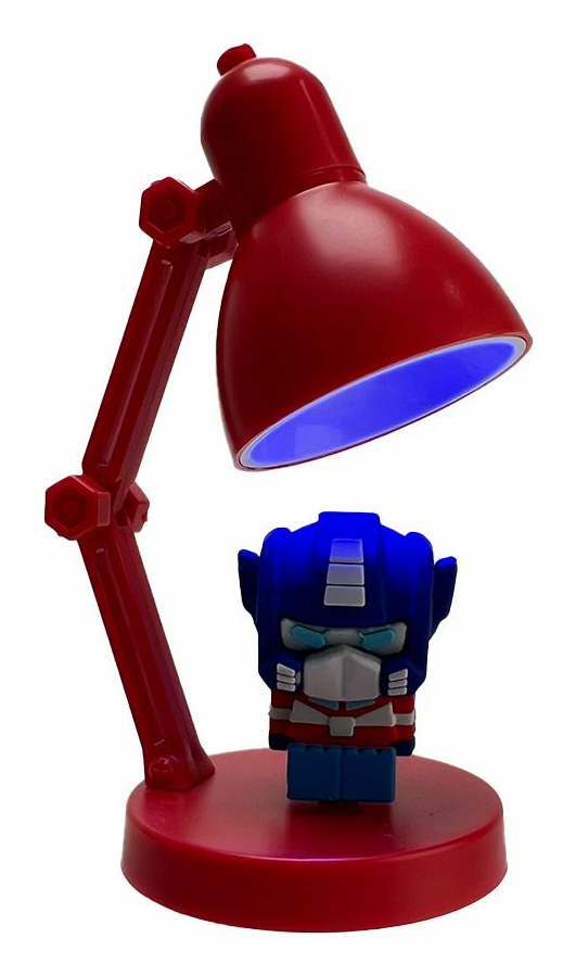 Una lámpara de escritorio roja brilla en azul sobre una pequeña figura de robot.