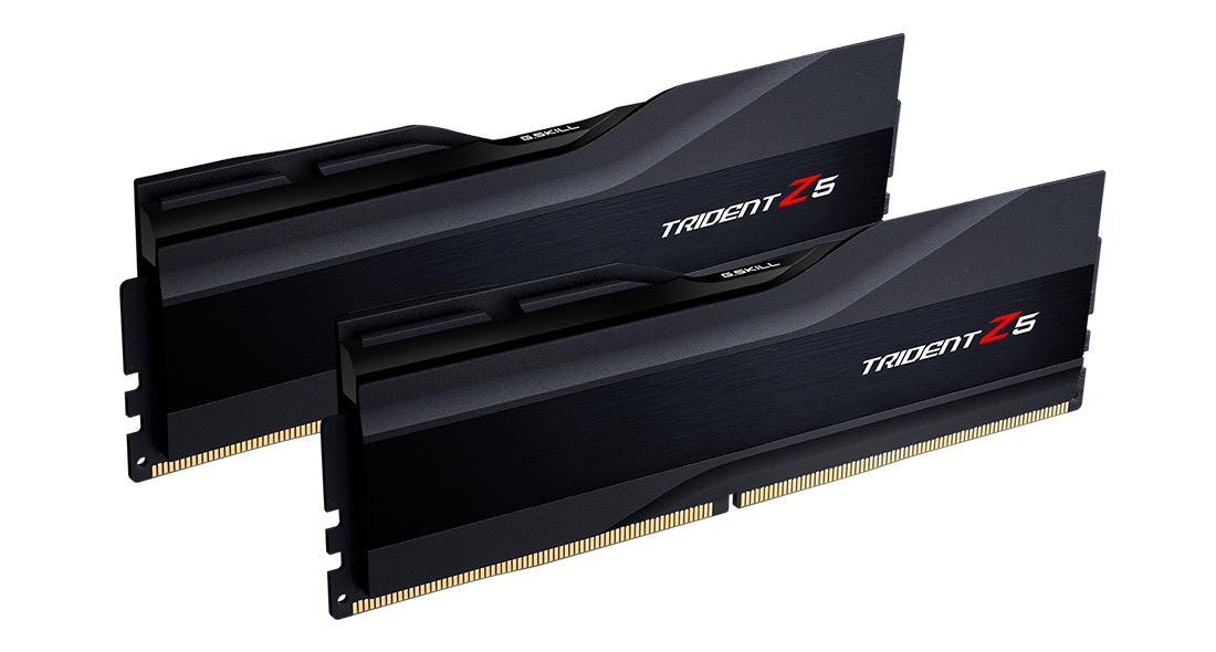 Due moduli RAM G.SKILL Trident Z5 neri con dettagli rossi e argento su sfondo bianco.