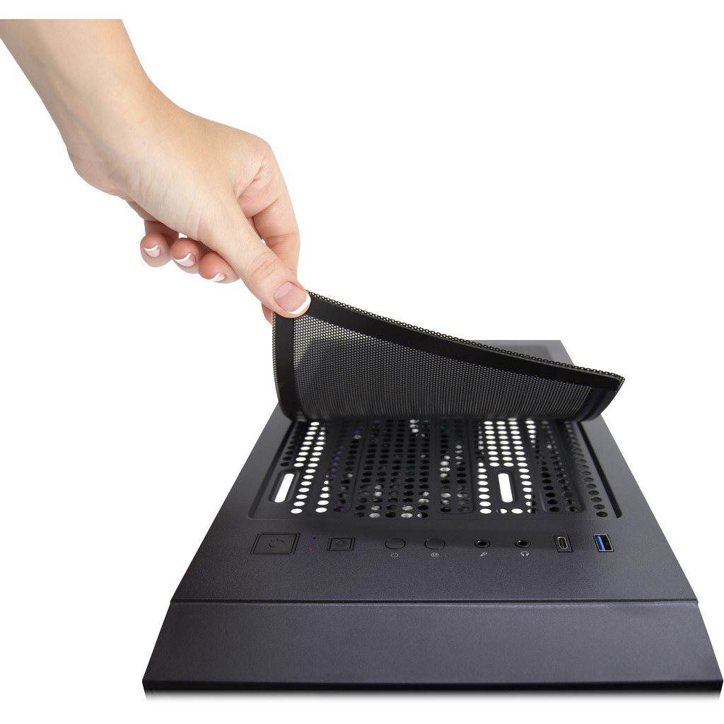 Una mano solleva un filtro antipolvere magnetico dalla parte superiore di un case per PC nero.