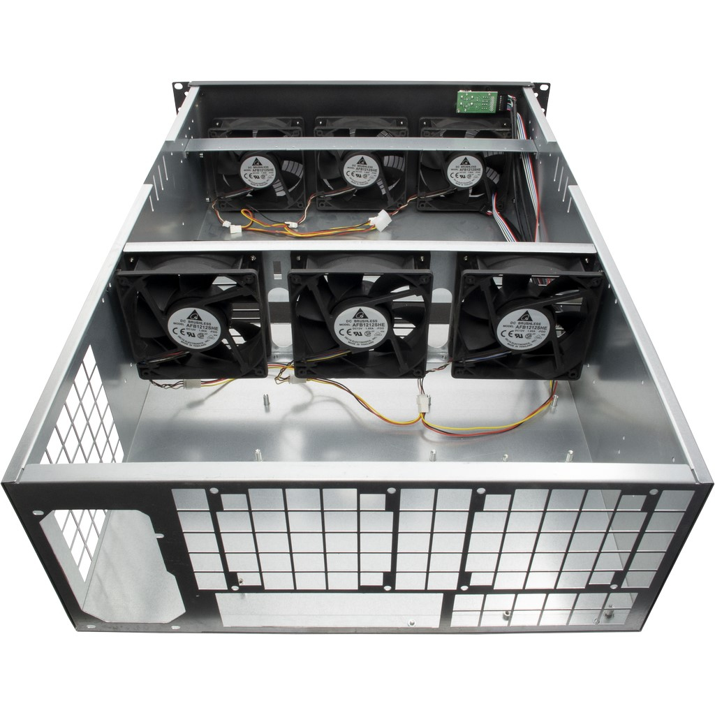 Metall-Servergehäuse mit sechs internen schwarzen Kühlventilatoren und Kabeln.