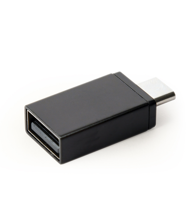 Czarny adapter USB-C do USB-A na białym tle.