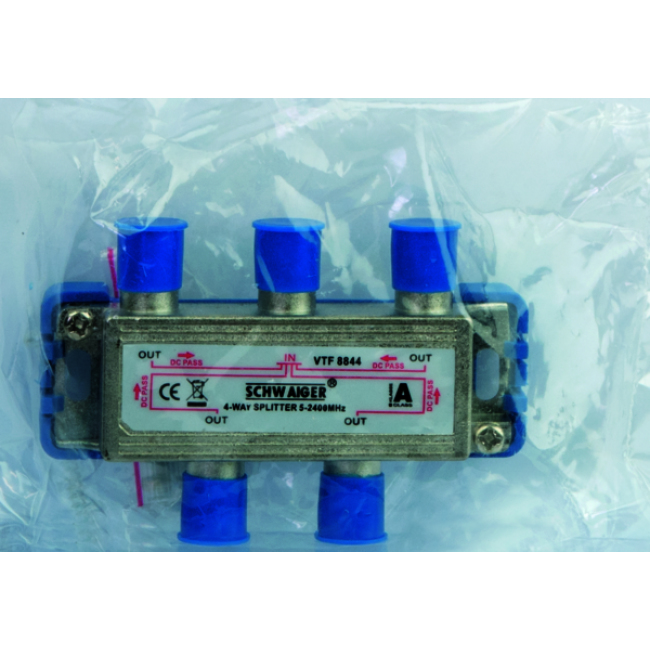 Ein Schwaiger 4-Wege-Sat-Splitter mit blauen Schutzkappen, in einer klaren Plastiktüte.