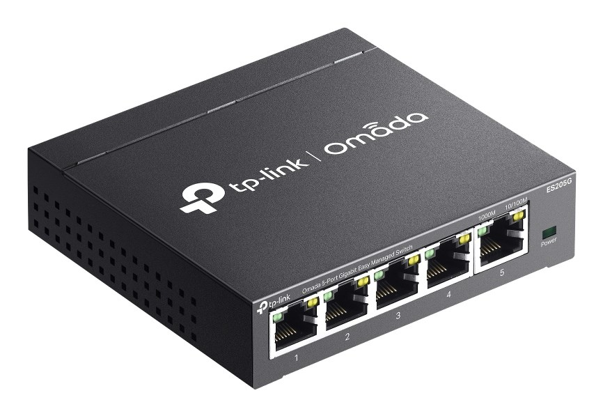 Beyaz bir zemin üzerinde beş Ethernet bağlantı noktasına sahip siyah bir TP-Link Omada 5 bağlantı noktalı Gigabit anahtarı.