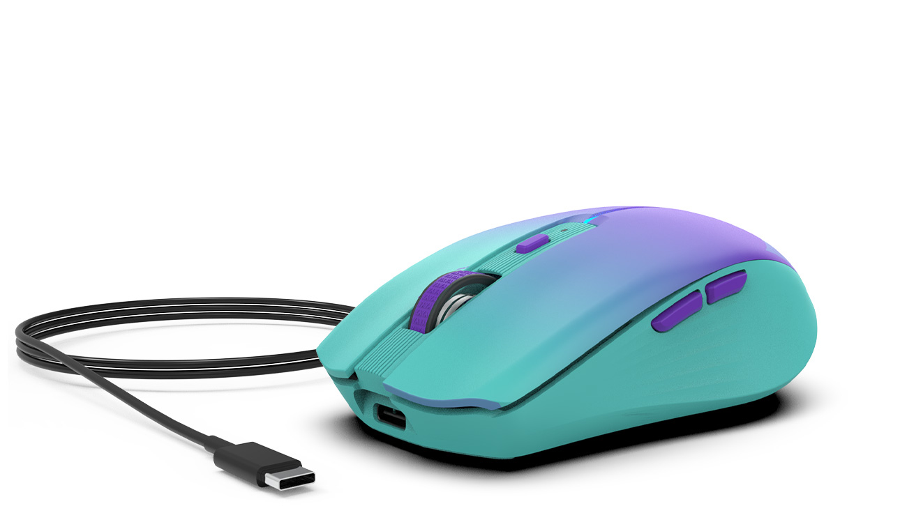 Un mouse da gioco turchese e viola con un cavo USB-C nero su sfondo bianco.