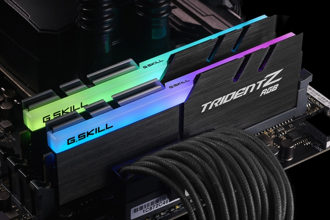 Dwie kości pamięci RAM G.Skill Trident Z RGB z jasnymi, świecącymi kolorami na płycie głównej.