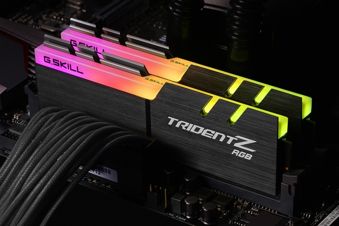 Dwa moduły RAM G.Skill Trident Z RGB z podświetlanymi paskami LED na czarnej płycie głównej.