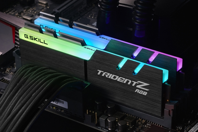 Moduly RAM G.SKILL Trident Z RGB z kolorowym podswietleniem na plycie głównej.