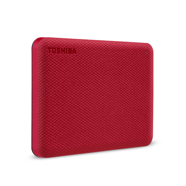 Eine rote externe Toshiba-Festplatte mit strukturierter Oberfläche vor weißem Hintergrund.
