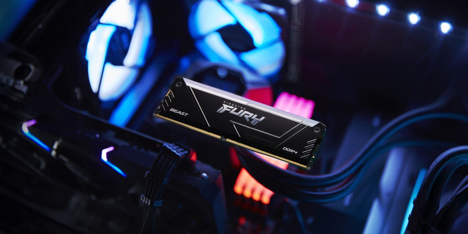 Ein schwarz-silberner Kingston Fury DDR4 RAM-Modul in einem PC-Gehäuse mit blauen und roten LEDs.