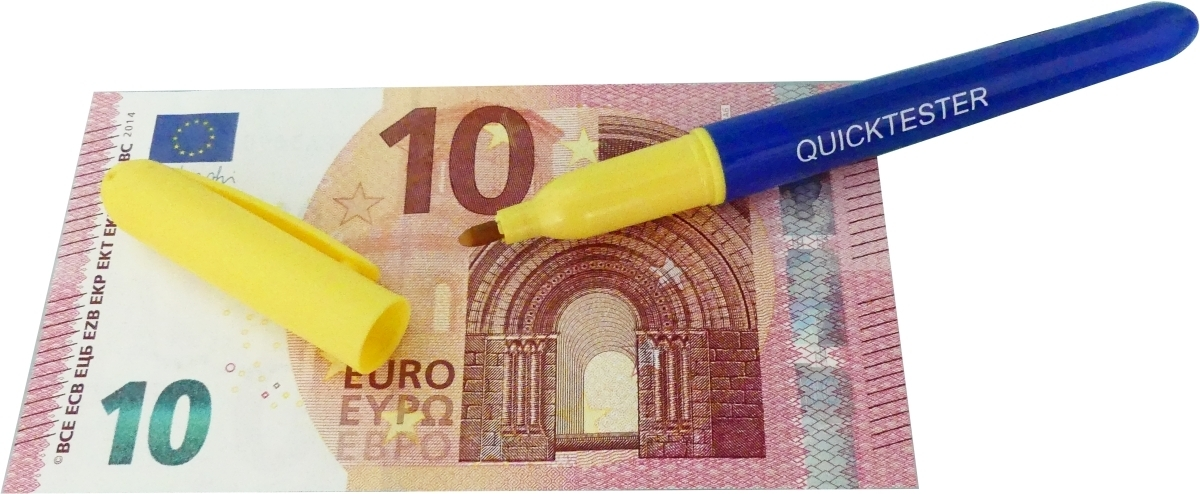 Ein blauer Quicktester-Stift mit gelber Kappe liegt auf einer Zehn-Euro-Banknote.