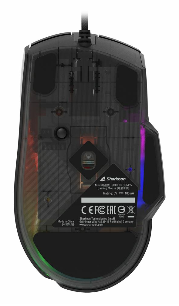 Unterseite einer schwarzen Sharkoon SKILLER SGM35 Gaming-Maus mit Sensor, Etikett und RGB-Beleuchtung.