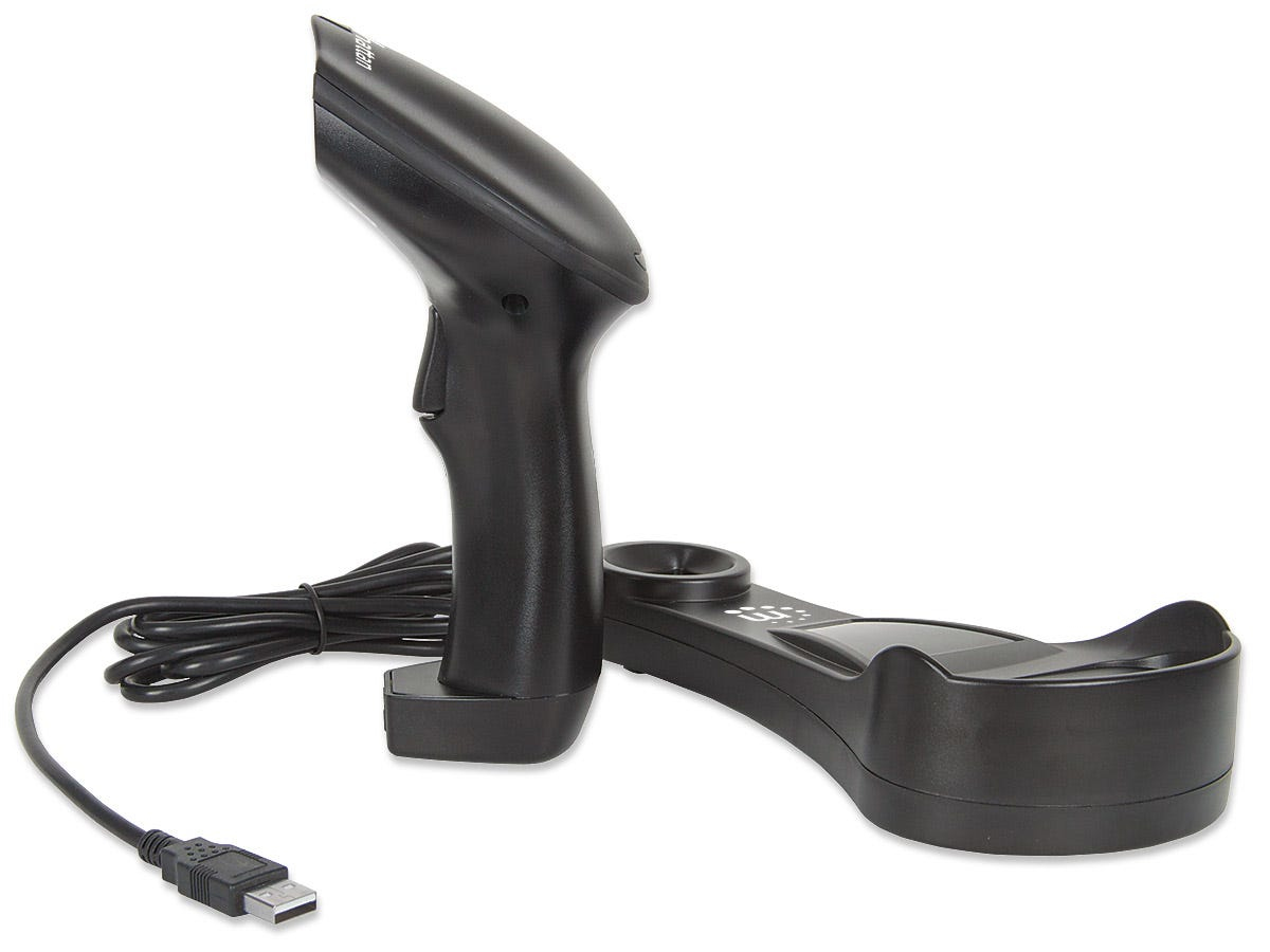 Uno scanner di codici a barre nero con base di ricarica e cavo USB su sfondo bianco.