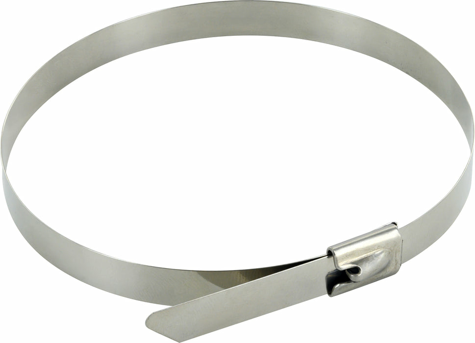 Una fascetta stringitubo in metallo argentato su sfondo bianco.