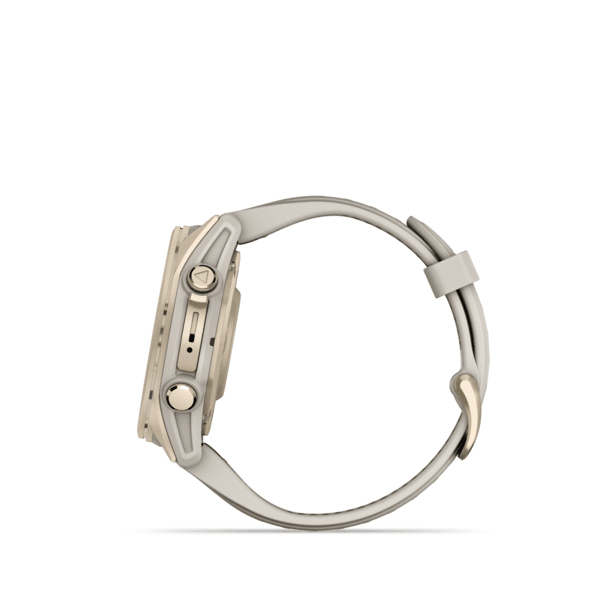 Vista laterale di un orologio sportivo beige con dettagli dorati.