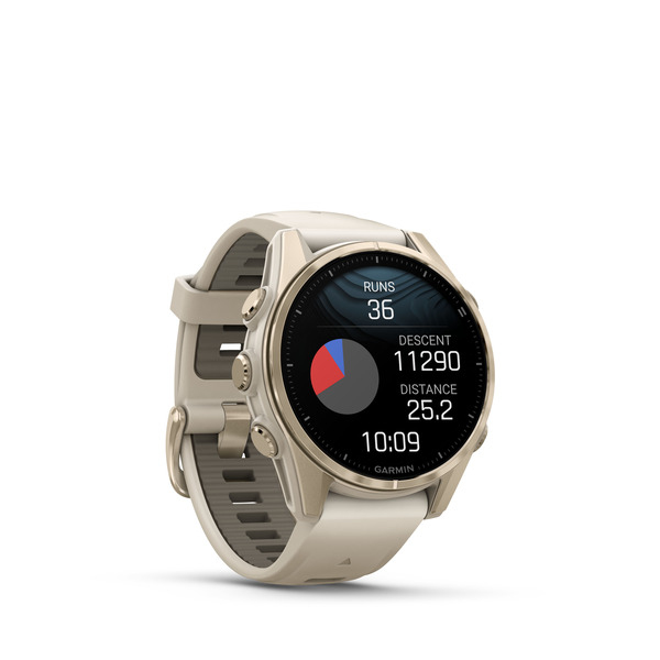 Uno smartwatch Garmin beige con quadrante digitale su sfondo bianco.