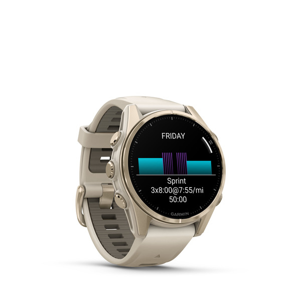 Uno smartwatch Garmin beige con display digitale che mostra i dati di allenamento su sfondo bianco.