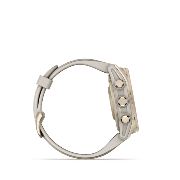 Vista laterale di uno smartwatch beige con tre pulsanti metallici e un cinturino coordinato su sfondo bianco.
