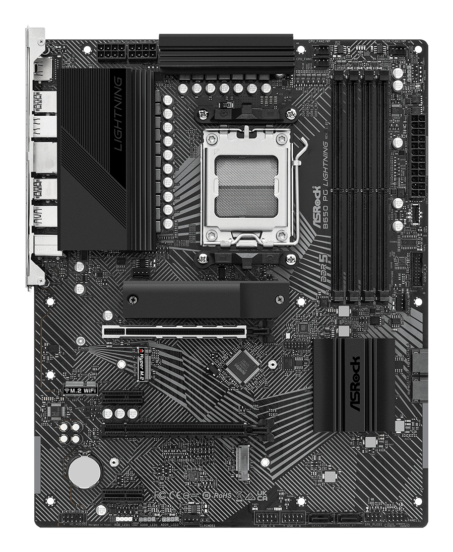 Ein detailliertes Bild eines schwarzen ASRock B650 PG Lightning Mainboards mit CPU-Sockel und RAM-Steckplätzen.