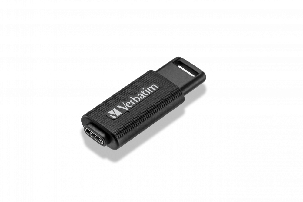Una memoria USB-C Verbatim negra con agarre texturizado descansa diagonalmente sobre fondo blanco.