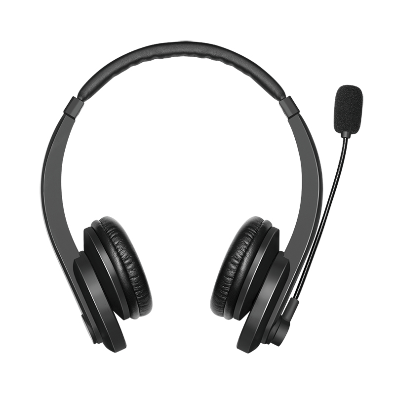 Auriculares supraaurales negros con diadema acolchada, almohadillas y un brazo de micrófono ajustable en el lado derecho.