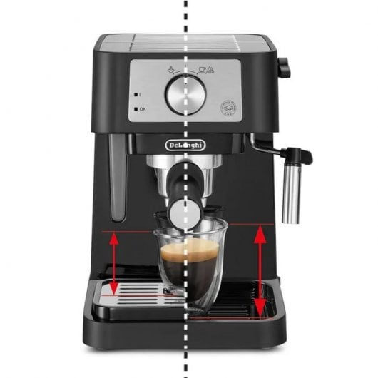 Macchina da caffè espresso DeLonghi nera con bicchiere a doppia parete e linee di misura rosse su sfondo chiaro.