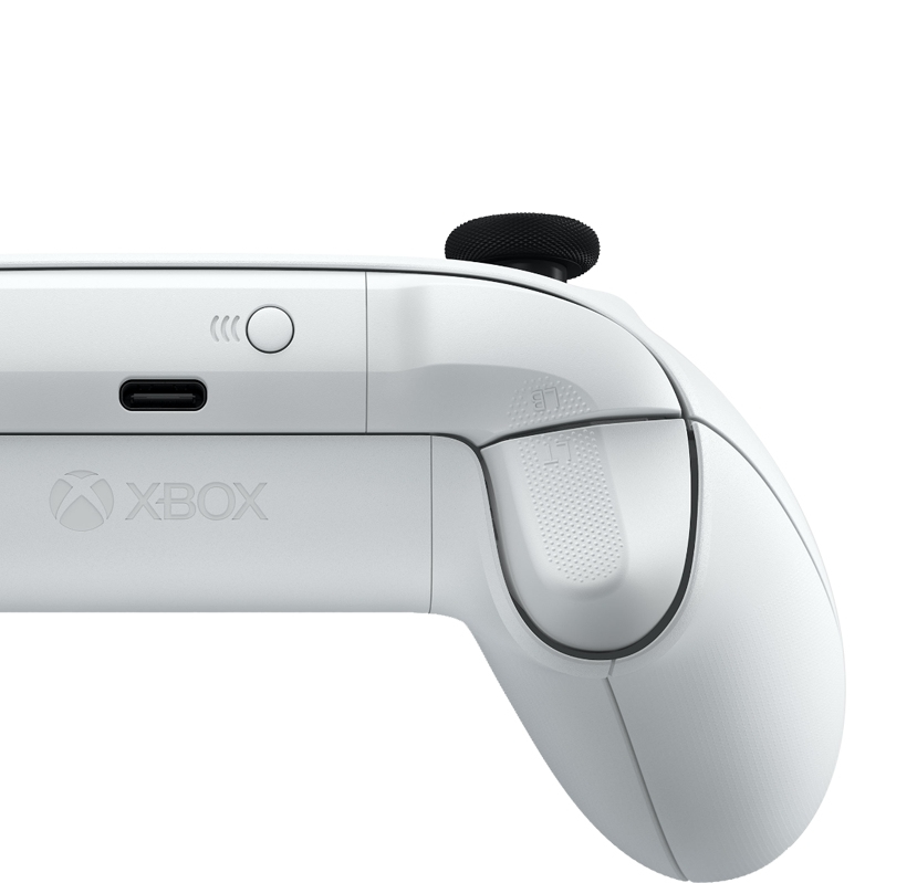 Nahaufnahme der Oberseite eines weißen Xbox-Controllers mit USB-C-Anschluss, Taste und schwarzem Stick auf weißem Grund.