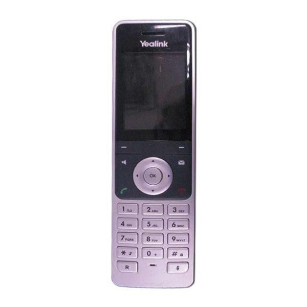 Beyaz arka planda ekran, yön tuşları ve sayısal tuş takımı olan gümüş renkli Yealink kablosuz IP telefon.