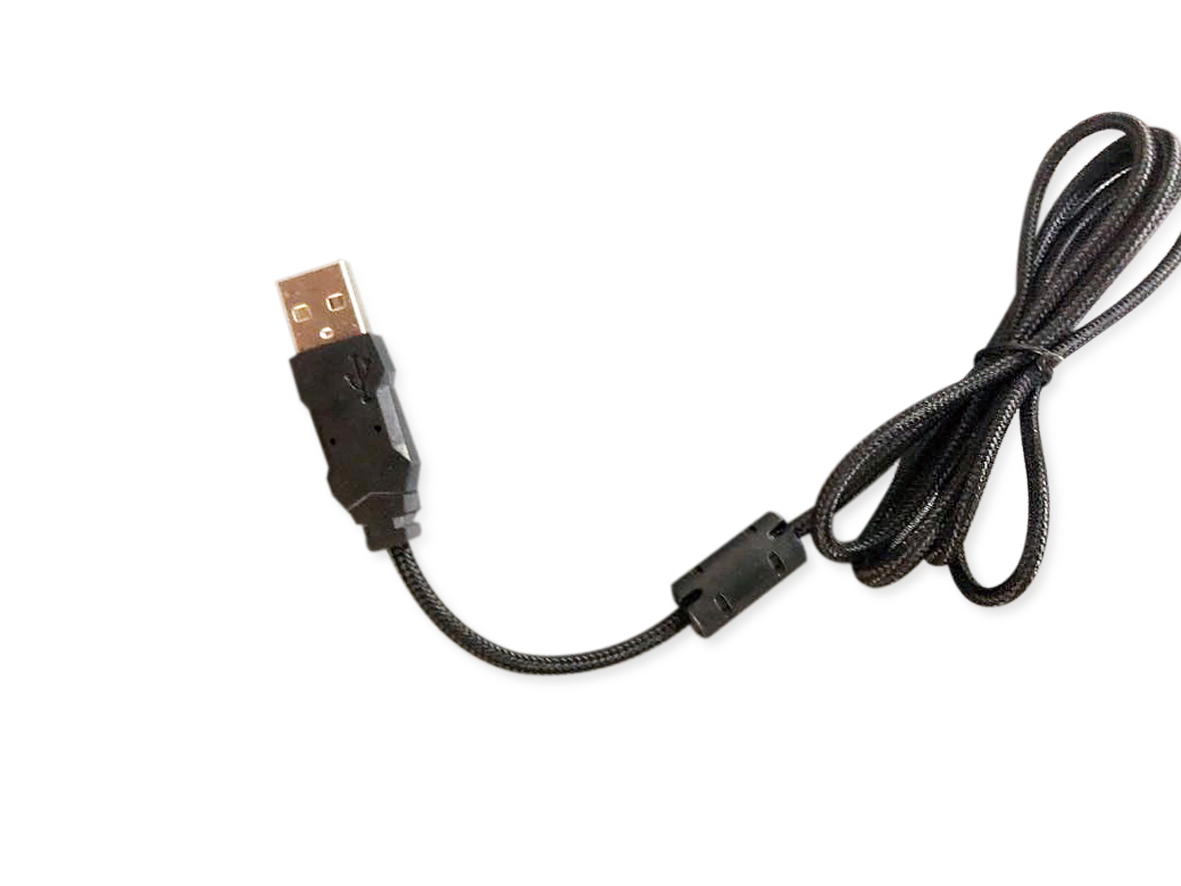 Ein schwarzes geflochtenes USB-Kabel mit Standardstecker und Ferritkern, auf weißem Hintergrund aufgerollt.
