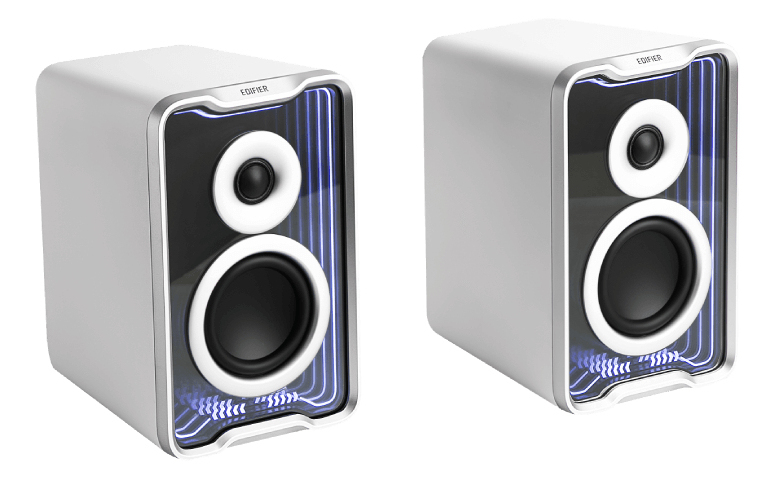 Dos altavoces de escritorio Edifier blancos y plateados con iluminación LED azul sobre fondo blanco.
