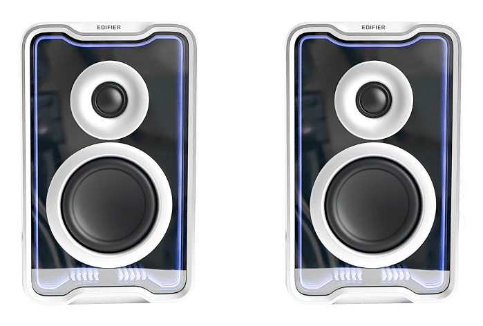 Dos altavoces Edifier blancos con iluminación de borde azul y frente negro sobre fondo blanco.