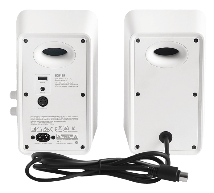 Vista trasera de dos altavoces blancos Edifier que muestran puertos de conexión y un cable.