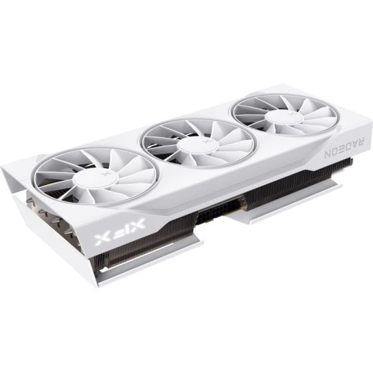 Una scheda grafica XFX Radeon bianca con tre ventole.