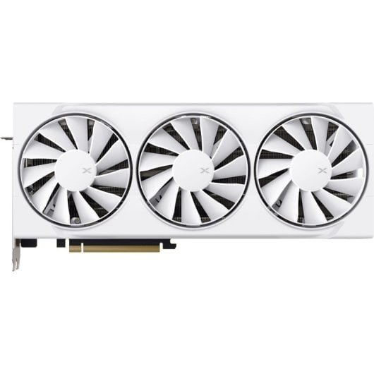 Una scheda grafica bianca con tre ventole di raffreddamento e connettore PCIe su sfondo neutro.