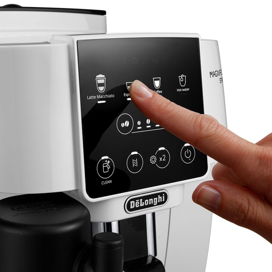 Eine Hand tippt auf das Touch-Bedienfeld einer weißen DeLonghi-Kaffeemaschine.