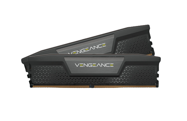 Due banchi di RAM DDR5 Corsair Vengeance neri con dissipatori grigi su sfondo bianco.