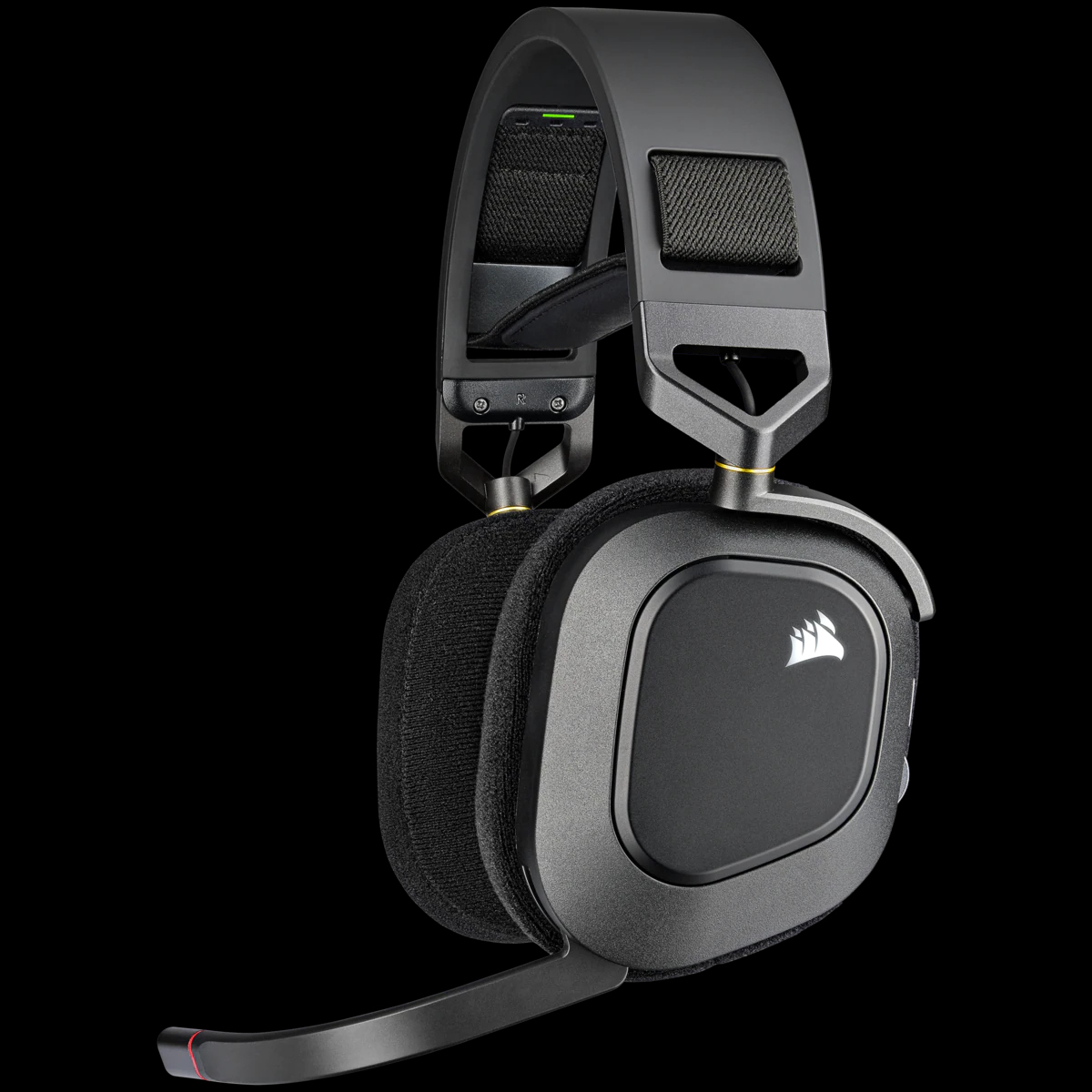 Schwarzes Gaming-Headset mit Mikrofon und Markenlogo auf der Ohrmuschel vor schwarzem Hintergrund.