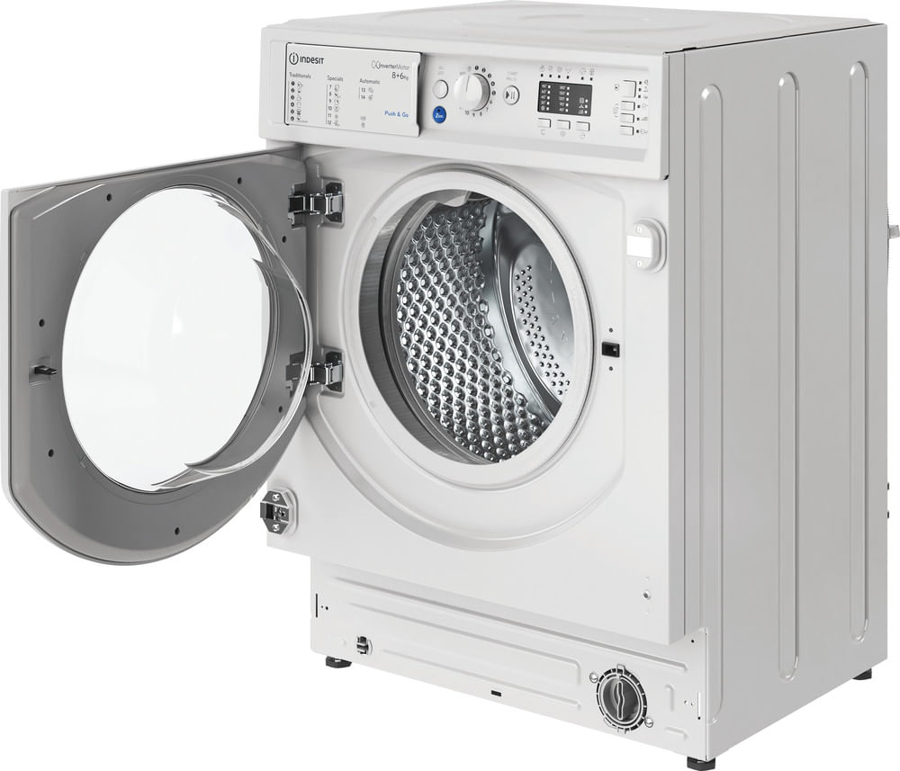 Una lavatrice Indesit bianca con lo sportello aperto, che mostra il cestello in acciaio.
