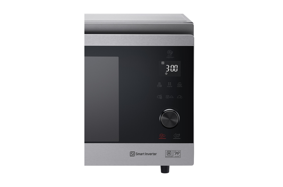 Vista frontale di un microonde grigio con pannello di controllo nero, display digitale e manopola su sfondo bianco.