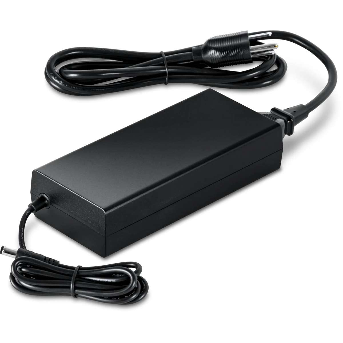 Ein schwarzes Netzteil mit aufgerolltem Netzkabel und DC-Ausgangskabel auf weißem Hintergrund.