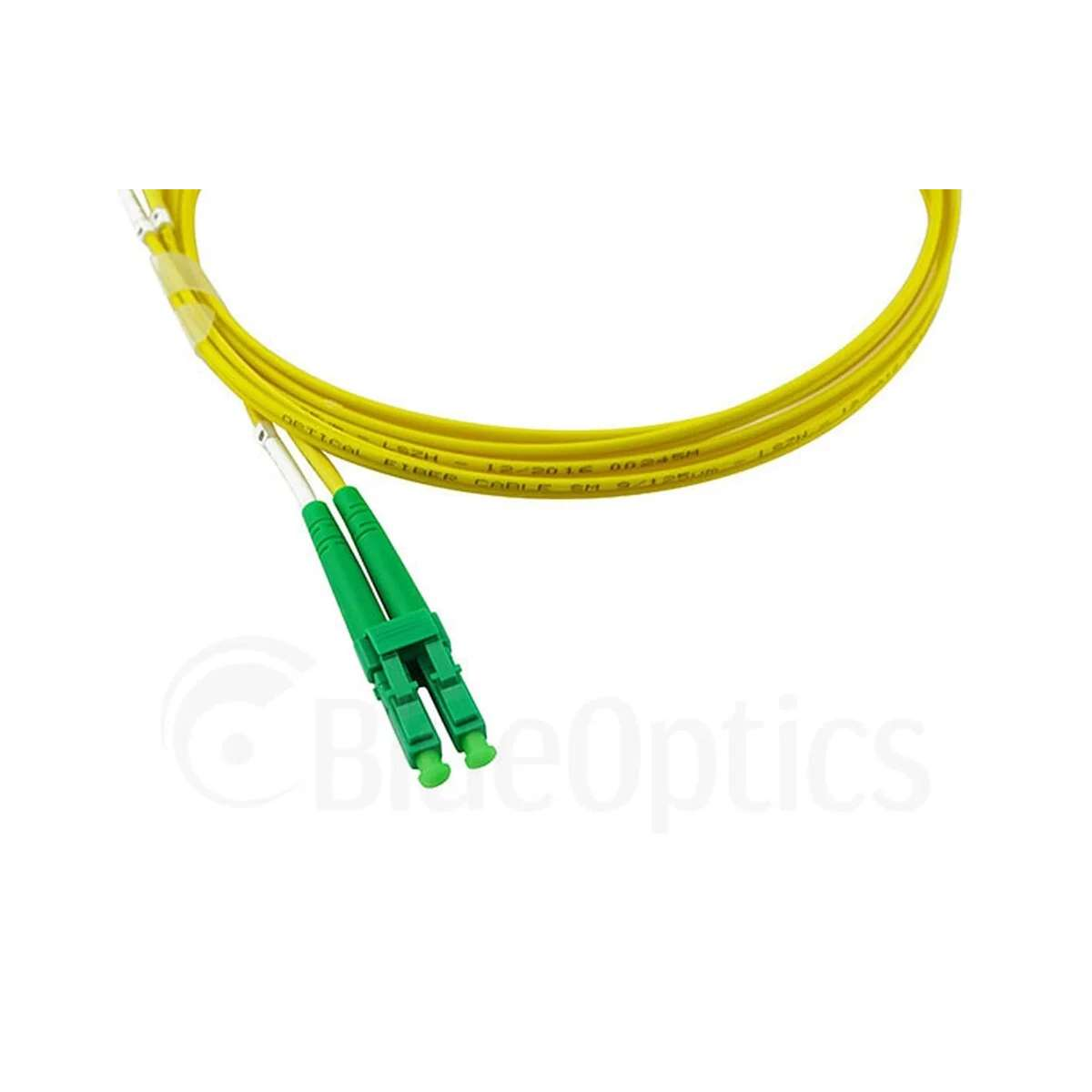 Cable de fibra óptica amarillo con conectores dúplex verdes sobre fondo blanco.