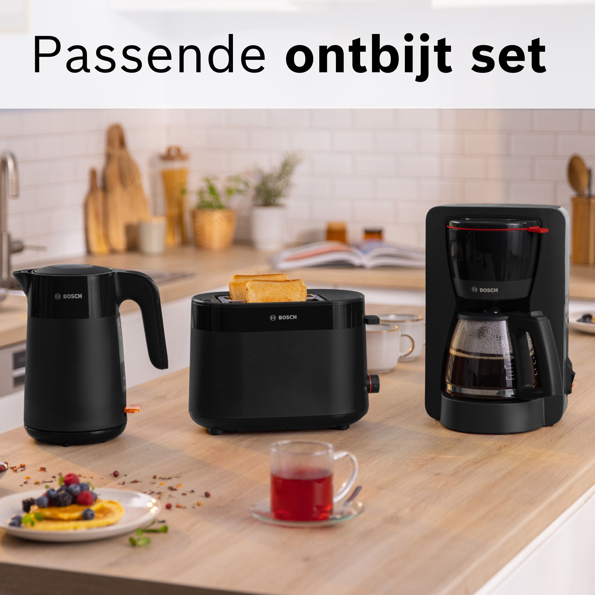 Set colazione Bosch nero con bollitore, tostapane e macchina da caffè su un bancone.