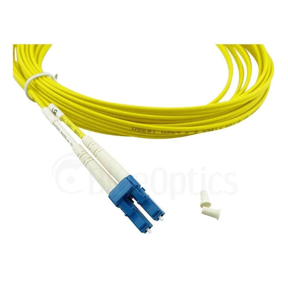 Una bobina de cable de fibra óptica amarillo con un conector dual azul y tapa protectora blanca sobre fondo blanco.