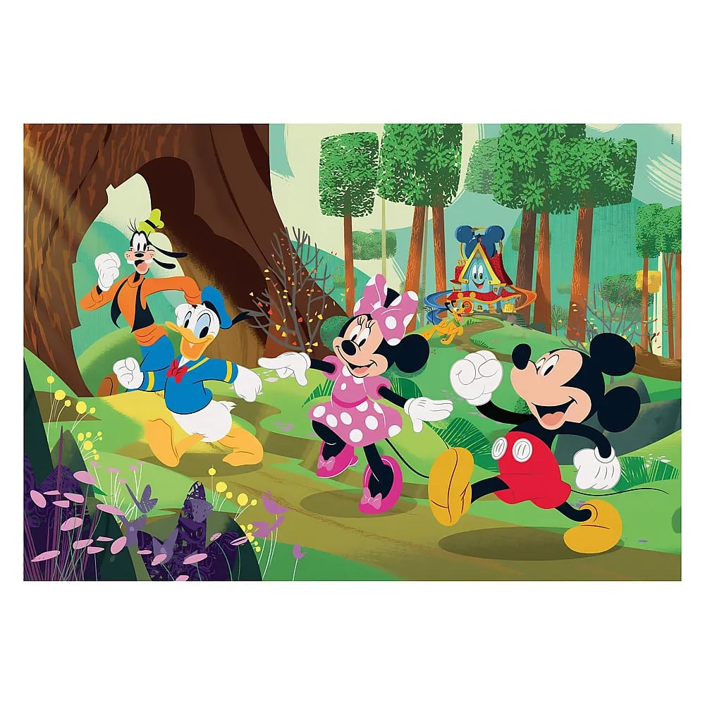 Mickey Mouse, Minnie, Donald Duck y Goofy corren felices por un sendero arbolado hacia una colorida casa en el bosque.