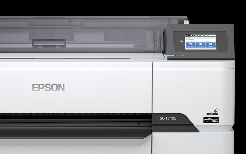 Primo piano di una stampante di grande formato Epson SC-T3405 bianca con pannello di controllo touch su sfondo nero.