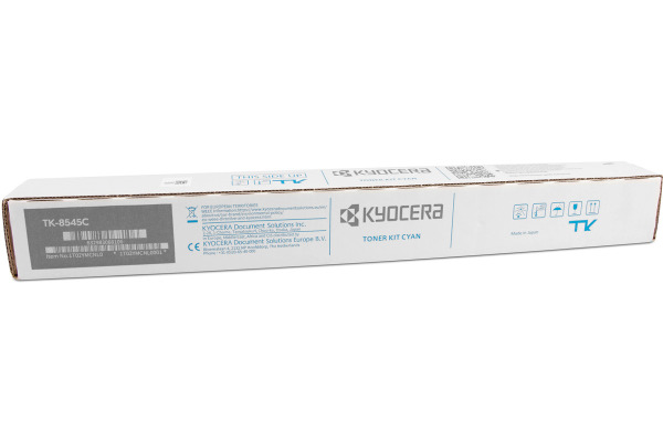 Una scatola bianca di kit toner ciano Kyocera su sfondo bianco.