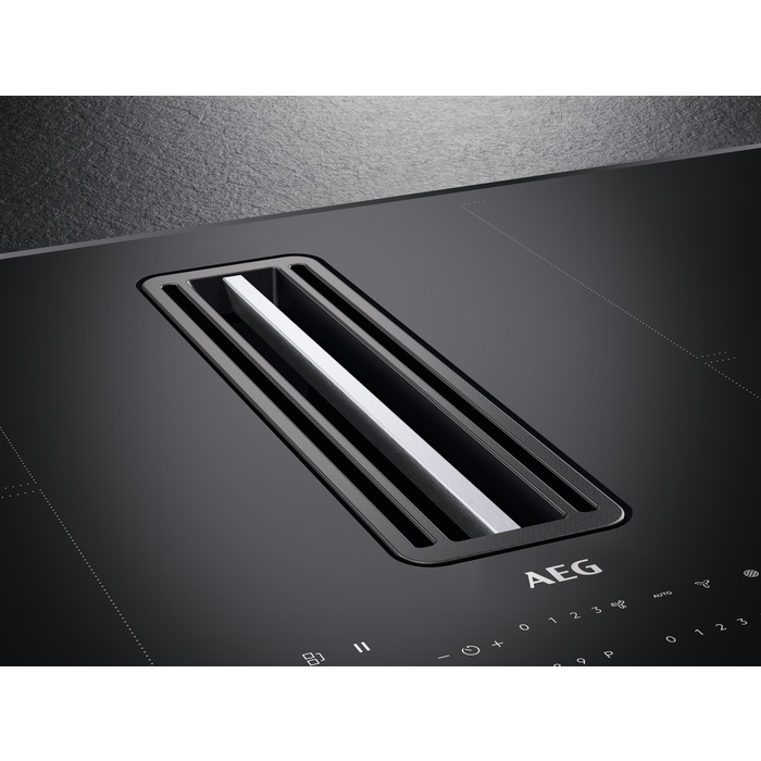 Piano cottura a induzione nero AEG con cappa integrata e pannello touch.