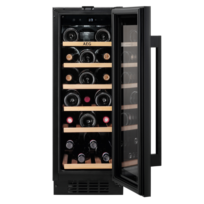 Una vinoteca AEG negra con baldas de madera llena de botellas de vino, con la puerta de cristal abierta.