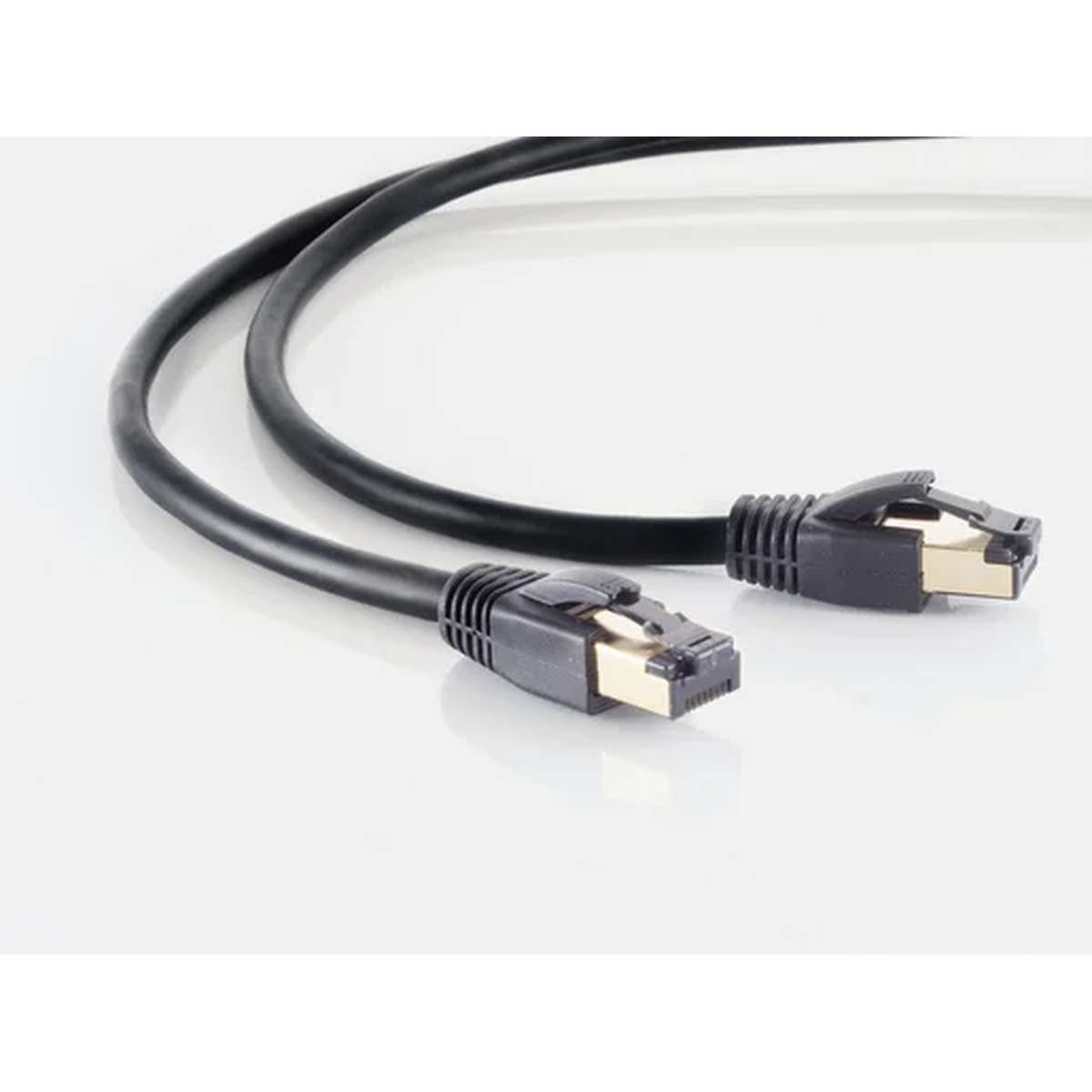 Zwei schwarze Ethernetkabel mit RJ45-Steckern auf hellem Hintergrund.