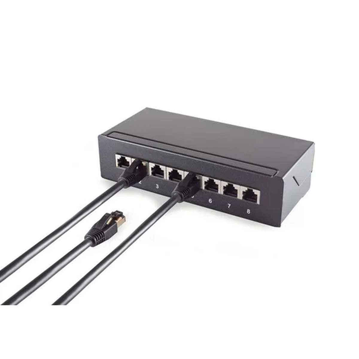 Ein schwarzer Netzwerch-Switch mit angeschlossenen Ethernet-Kabeln vor einem weissen Hintergrund.