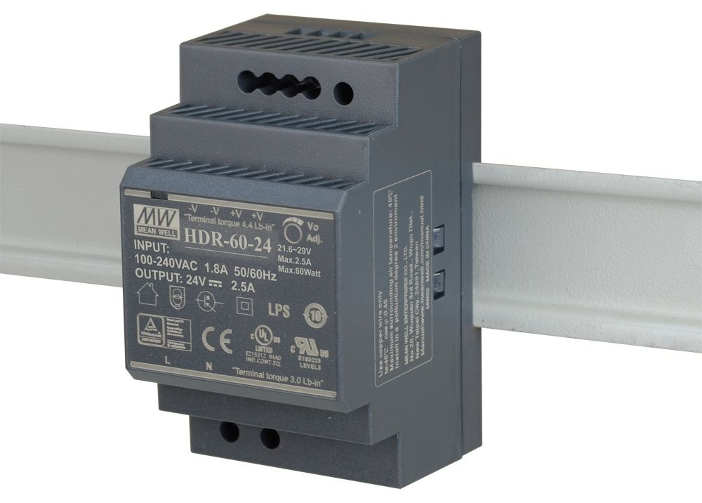 Graues Mean Well HDR-60-24 Netzteil auf einer Hutschiene montiert mit technischen Daten.